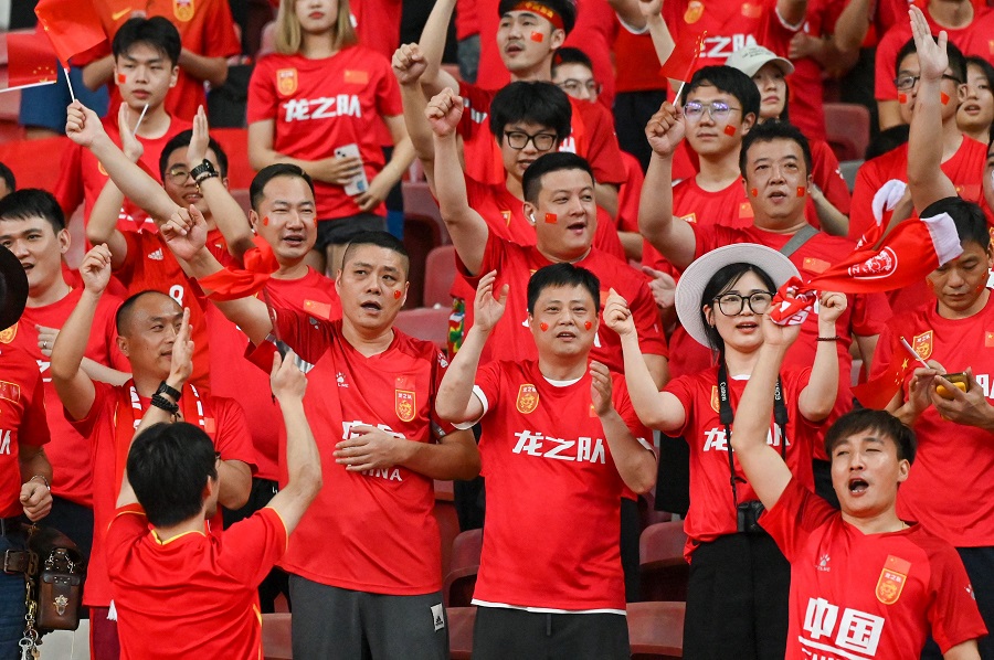 2024年3月21日，中国球迷在新加坡国家体育场举行的2026年世界杯预选赛新加坡队与中国队的比赛中欢呼。（罗斯兰·拉赫曼/法新社）